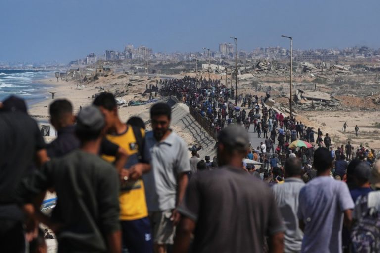 Δεκάδες χιλιάδες Παλαιστίνιοι ξεκινούν το μεγάλο ταξίδι της επιστροφής στη Βόρεια Γάζα [vid]