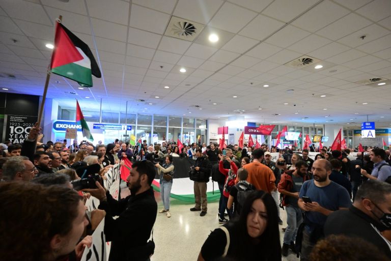 Έφτασαν στην Αθήνα οι 27 Έλληνες  του στολίσκου Sumud – Πλήθος κόσμου τους υποδέχτηκε
