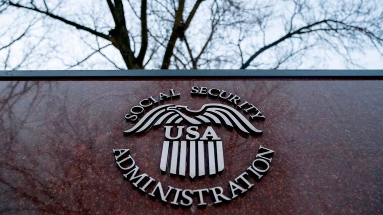 Γιατί έσπευσαν φέτος οι Αμερικανοί στο Social Security; Η αλήθεια πίσω από το «άλμα»