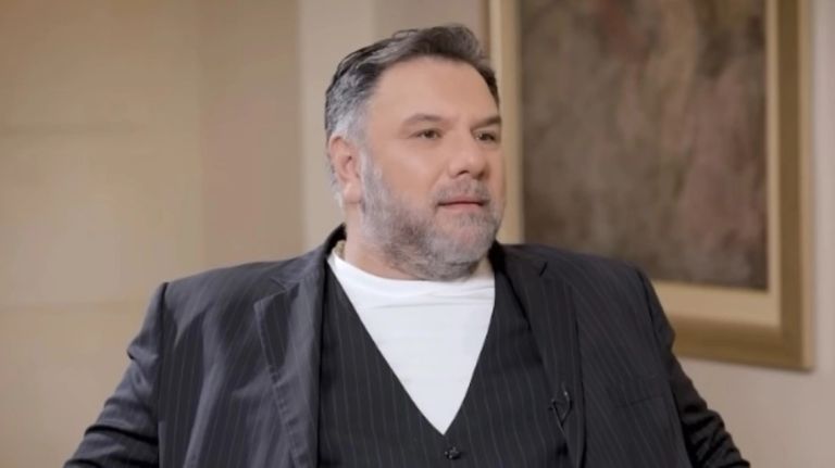 Γρηγόρης Αρναούτογλου: Ήμουν τόσο θρησκόληπτος που δεν έκανα σεξ κάθε Τετάρτη και Παρασκευή