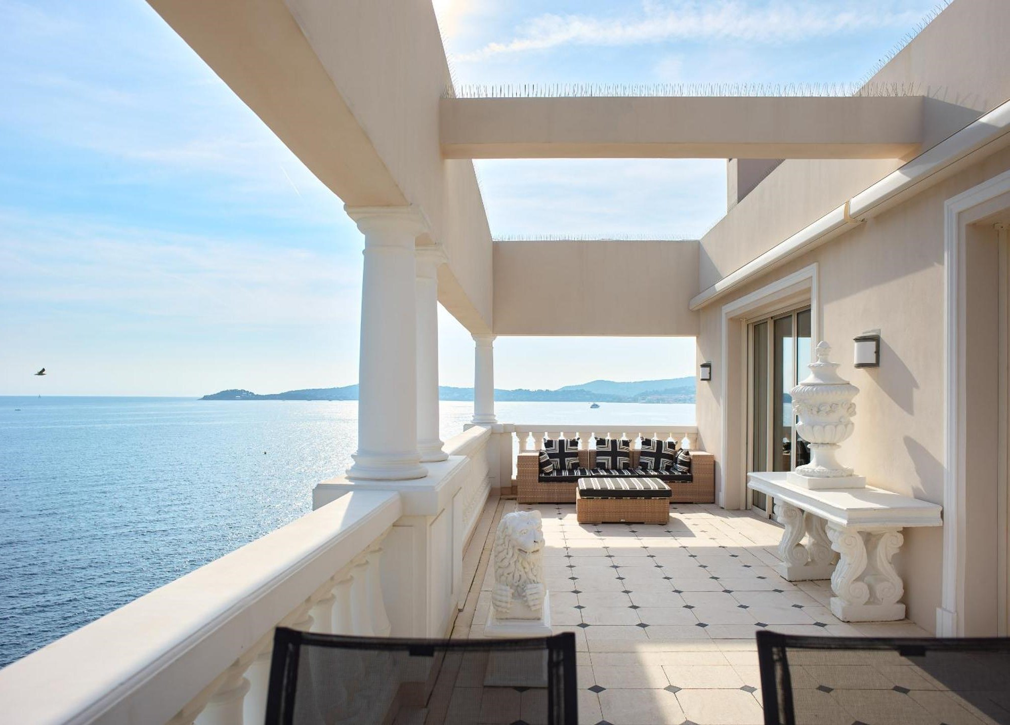 Οι ξενοδόχοι προσφέρουν δωρεάν διακοπές και με πληρωμένα ακτοπλοϊκά σε οικογένειες