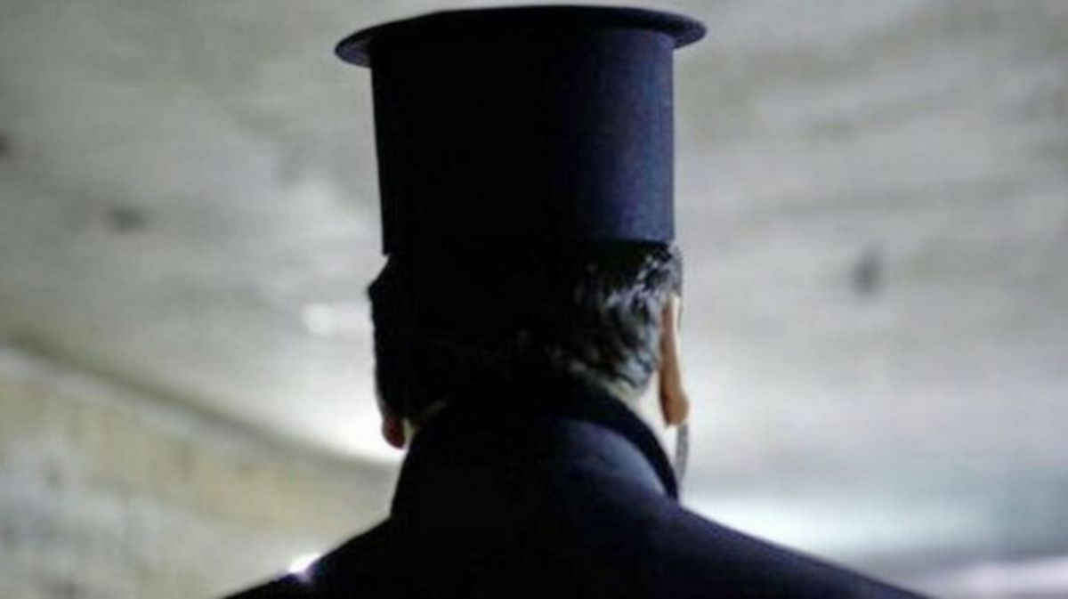 «Με έγδυσε για να με αλείψει με λάδι»: Ξεκινά η δίκη ιερέα για σεξουαλική παρενόχληση τουρίστα στη Ρόδο