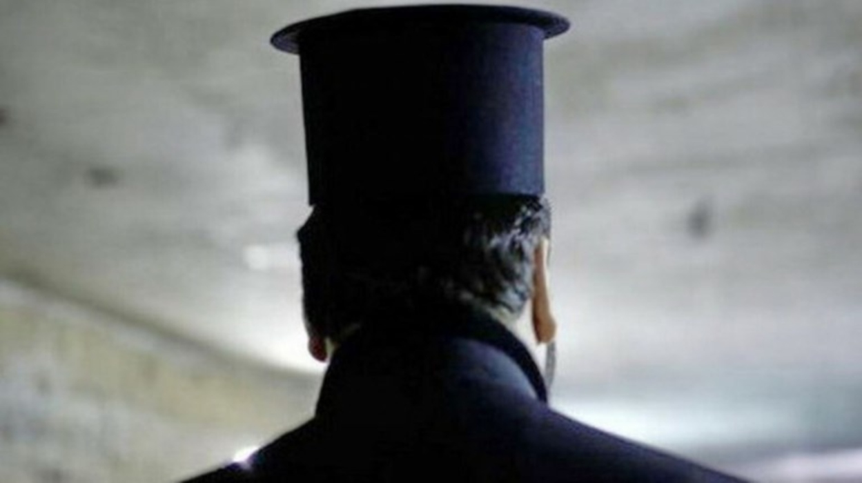 «Με έγδυσε για να με αλείψει με λάδι»: Ξεκινά η δίκη ιερέα για σεξουαλική παρενόχληση τουρίστα στη Ρόδο