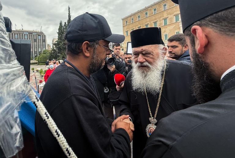 Ο αρχιεπίσκοπος Ιερώνυμος επισκέφτηκε τον Πάνο Ρούτσι στο Σύνταγμα: «Ένας άνθρωπος που υποφέρει»