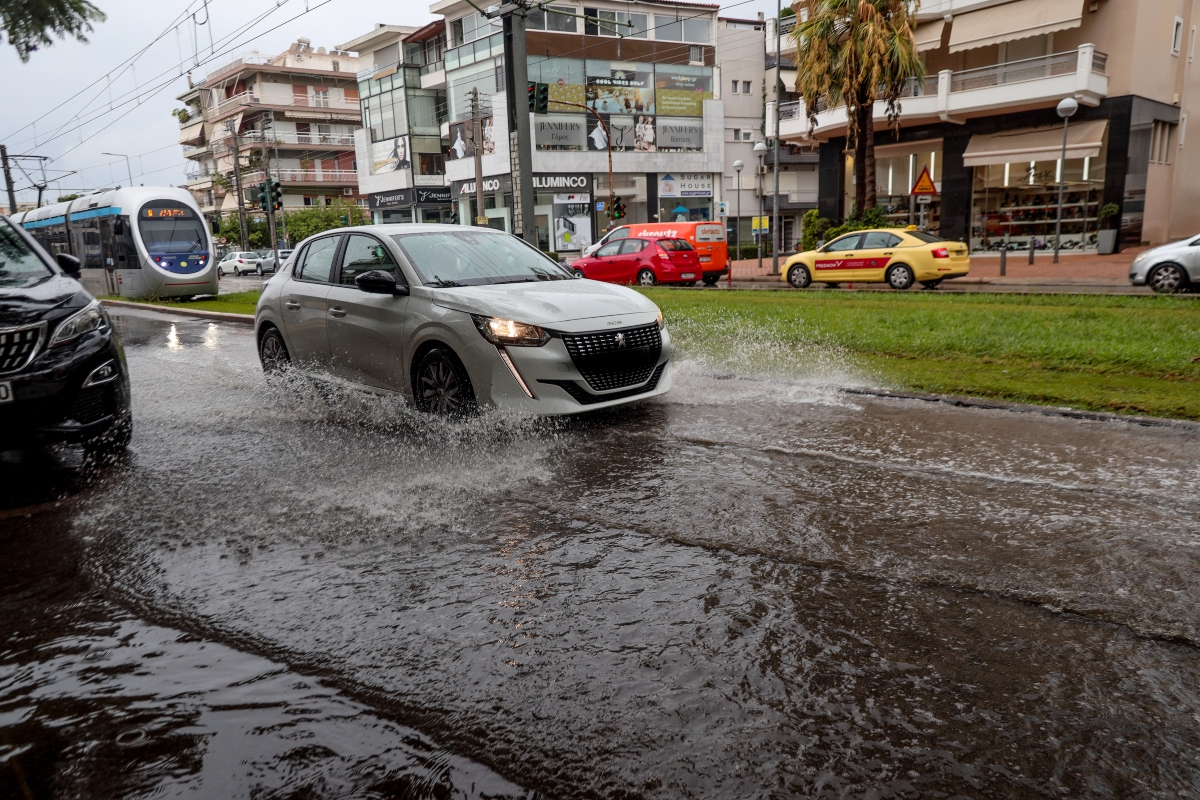 Κακοκαιρία σε εξέλιξη: Οι περιοχές στο στόχαστρο τις επόμενες ώρες – Πότε θα υποχωρήσουν τα φαινόμενα»