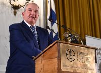 Καραμανλής: «Όταν οι πολίτες πιστεύουν ότι οι θεσμοί χειραγωγούνται, τότε έχουμε κρίση» Καραμανλής: «Όταν οι πολίτες πιστεύουν ότι οι θεσμοί χειραγωγούνται, τότε έχουμε κρίση»