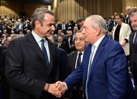 Χειραψία Μητσοτάκη – Καραμανλή στην παρουσίαση βιβλίου του Ευ. Στυλιανίδη – Απών ο Σαμαράς Χειραψία Μητσοτάκη – Καραμανλή στην παρουσίαση βιβλίου του Ευ. Στυλιανίδη – Απών ο Σαμαράς