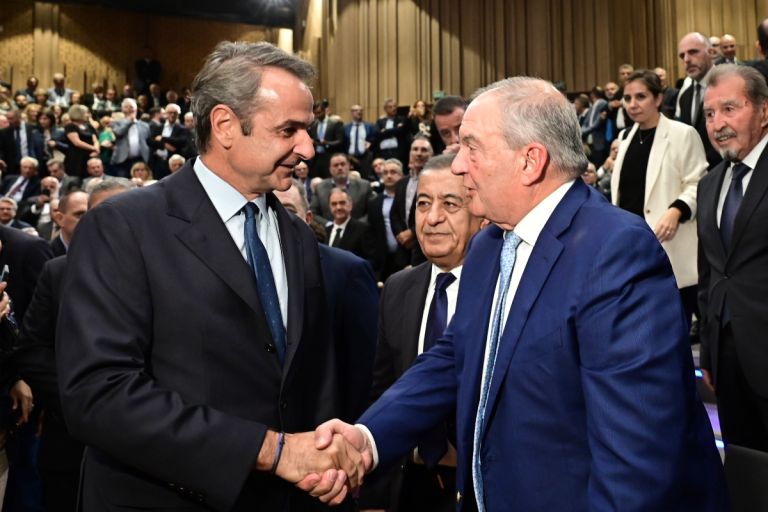 Χειραψία Μητσοτάκη – Καραμανλή στην παρουσίαση βιβλίου του Ευ. Στυλιανίδη – Απών ο Σαμαράς
