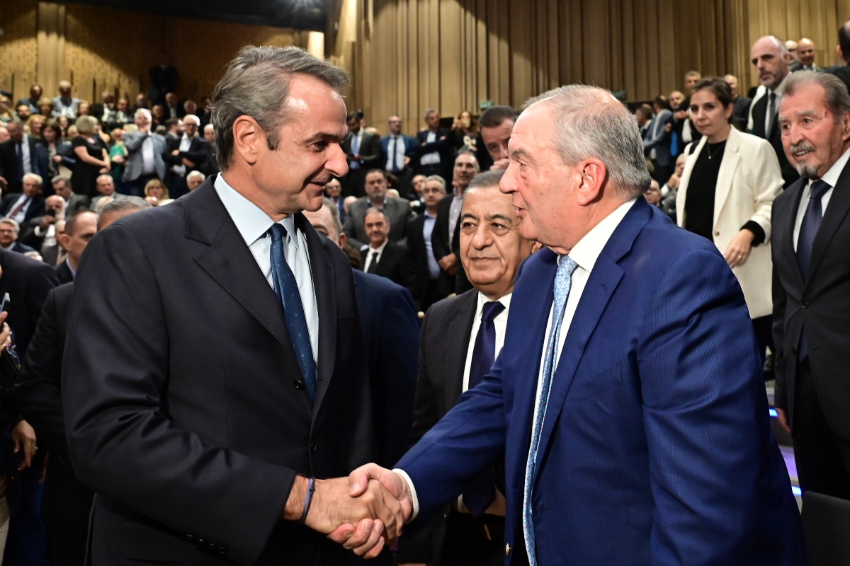 Χειραψία Μητσοτάκη – Καραμανλή στην παρουσίαση βιβλίου του Ευ. Στυλιανίδη – Απών ο Σαμαράς