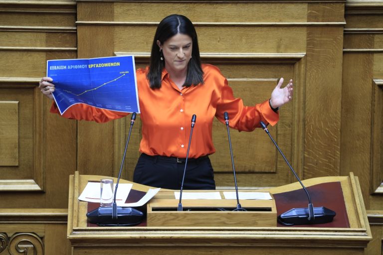 Νίκη Κεραμέως: “Δεν είναι 13ωρο-έκτρωμα, είναι επιλογή” – Πολιτική θύελλα στη Βουλή