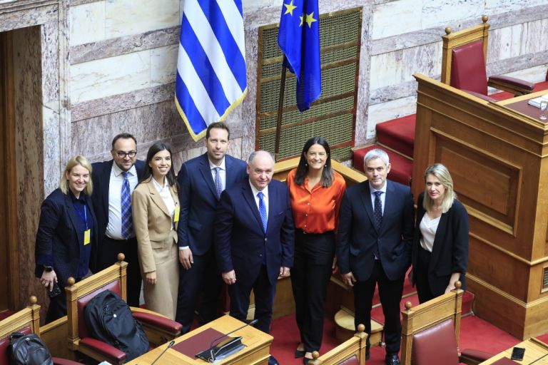 Νέο εργασιακό νομοσχέδιο: Υπερψηφίστηκε από τη Νέα Δημοκρατία – Αντιδράσεις από αντιπολίτευση και συνδικάτα