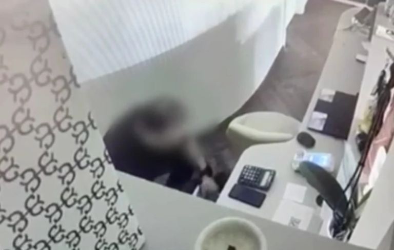 Κολωνάκι: Συνελήφθη ο «φαντομάς» διαρρήκτης των καταστημάτων–Το βίντεο και τα ευρήματα στο διαμέρισμά του