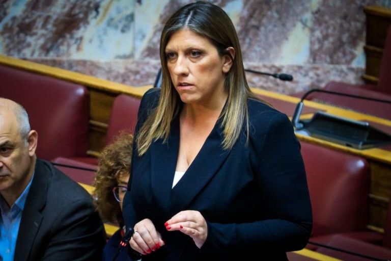 Η Ζωή Κωνσταντοπούλου καταγγέλλει «ξεπλυμένη κυβέρνηση» στη Βουλή και σηκώνει κινητό