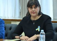 Η Κοβέσι στην Αθήνα: Οι Τρεις Φάκελοι που Τραβούν το Σήμα Καμπάνας