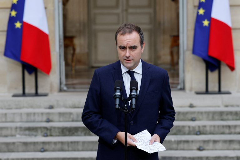 Πόλεμος Φόρων: Σοσιαλιστές «Βομβαρδίζουν» Λεκορνί – Μομφή και Εκλογές αν Δεν «Κόψει» από Πλούσιους