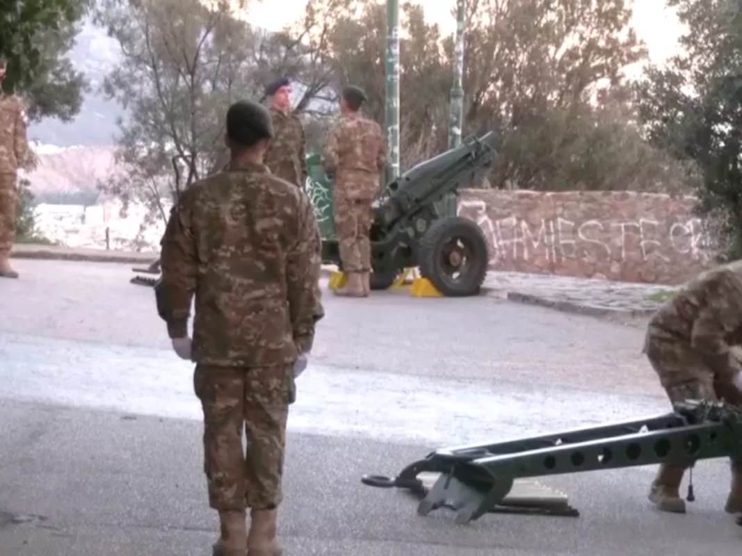 28η Οκτωβρίου: Οι 21 κανονιοβολισμοί στον Λυκαβηττό και η ανάρτηση της σημαίας στην Ακρόπολη