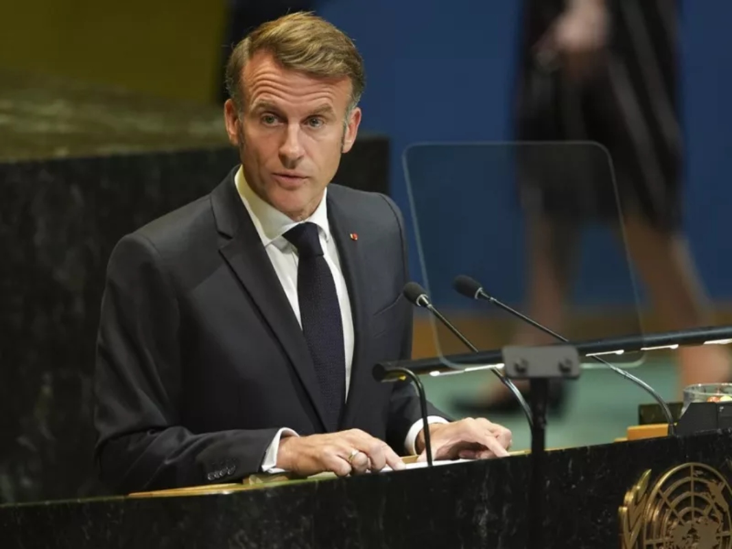 Μακρόν στη Ρωσική Ρουλέτα της Πολιτικής: Η Επιβίωση του Κέντρου στο Κόκκινο