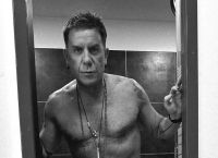 Πανικός! Ο Μαζωνάκης προκαλεί «αναστάτωση» ποζάροντας ημίγυμνος στο μπάνιο του [pic]