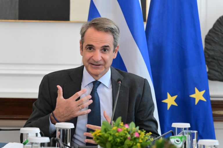 Από τις παρελάσεις στην πολιτική: Ο πρωθυπουργός βλέπει “στροφή των πολιτών” υπέρ της σταθερότητας