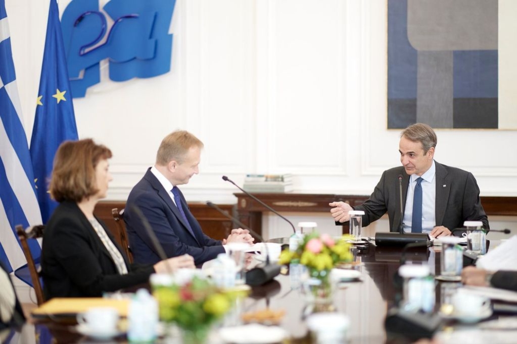 Η Ελλάδα ως πρότυπο ανάκαμψης: Συνάντηση Μητσοτάκη με τον Ευρωπαίο Επίτροπο Piotr Serafin