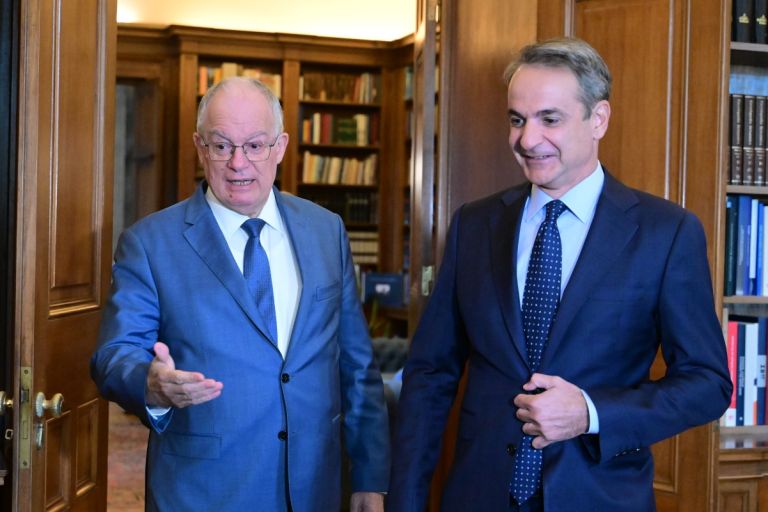 Μητσοτάκης σε Τασούλα:Το Μνημείο του Αγνώστου Στρατιώτη έχει ιστορικό βάρος–Να διαφυλάξουμε τον χαρακτήρα του