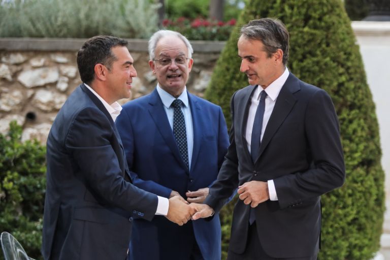Ο Κυριάκος προειδοποιεί για τον λαϊκισμό, αλλά ο Τσίπρας επιστρέφει με νέο “πατριωτικό” μανδύα