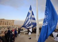 Ακρόπολη: Υψώθηκε η σημαία του ΟΗΕ για τα 80 χρόνια του Οργανισμού [pics]