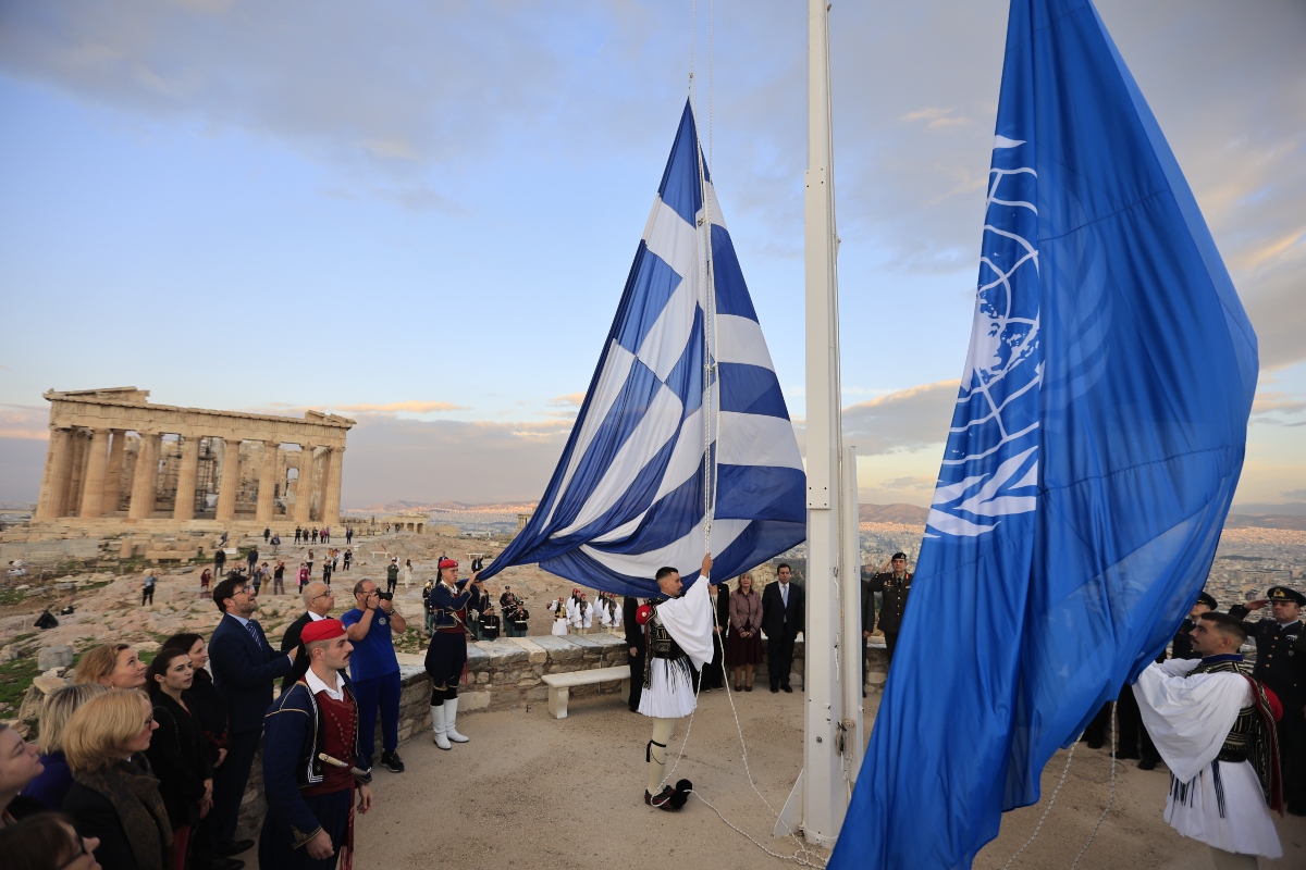 Ακρόπολη: Υψώθηκε η σημαία του ΟΗΕ για τα 80 χρόνια του Οργανισμού [pics]