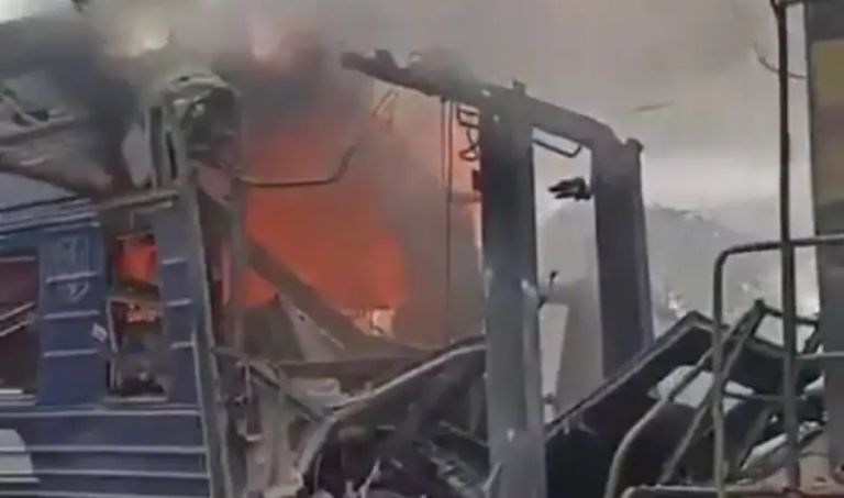 Επίθεση από ρωσικά πυρά σε επιβατικό τρένο καταγγέλει η Ουκρανία – «Υπάρχουν θύματα μεταξύ των επιβατών»
