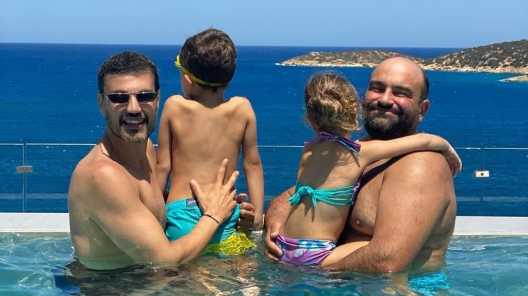 Σύζυγος Τουτουντζή για τον γάμο και τα παιδιά: Αν του εξηγήσεις ότι δύο μπαμπάδες σ’ αγαπάνε, είναι εντάξει