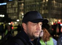 Ο Πάνος Ρούτσι στο Σύνταγμα: Σιωπηλή επίσκεψη στο άτυπο μνημείο για τα θύματα των Τεμπών
