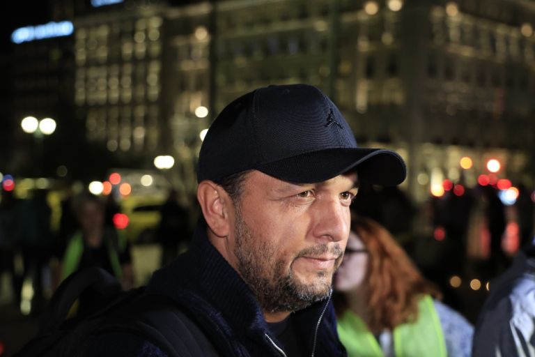 Ο Πάνος Ρούτσι στο Σύνταγμα: Σιωπηλή επίσκεψη στο άτυπο μνημείο για τα θύματα των Τεμπών