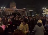 Πλήθη στην Αγία Πετρούπολη τραγουδούν κατά Πούτιν: Η «Συνεταιριστική Λίμνη των Κύκνων» ως ύμνος αντίστασης Πλήθη στην Αγία Πετρούπολη τραγουδούν κατά Πούτιν: Η «Συνεταιριστική Λίμνη των Κύκνων» ως ύμνος αντίστασης