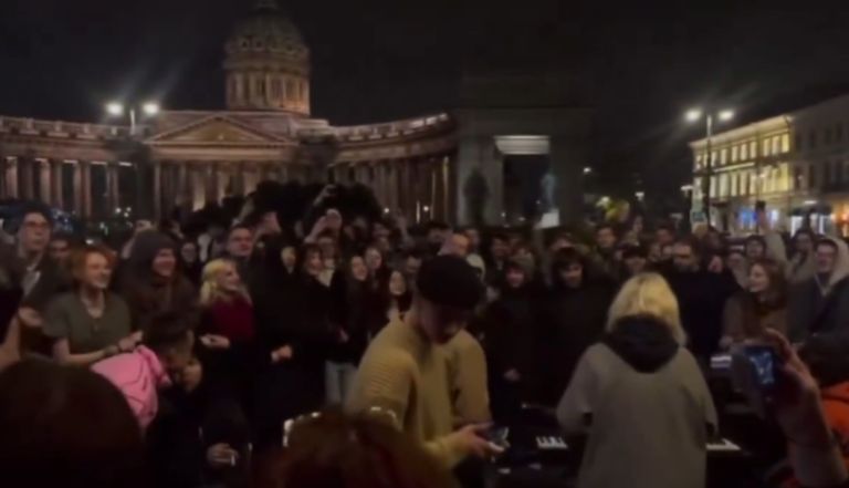 Πλήθη στην Αγία Πετρούπολη τραγουδούν κατά Πούτιν: Η «Συνεταιριστική Λίμνη των Κύκνων» ως ύμνος αντίστασης