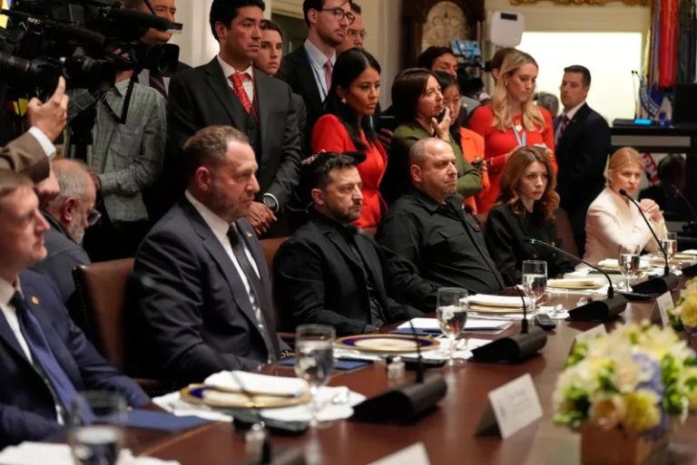 «Σκωτσέζικο ντουζ» Τραμπ στον Ζελένσκι: «Πάγωσε» τις ελπίδες για Tomahawk – Νέα συνάντηση στη Βουδαπέστη