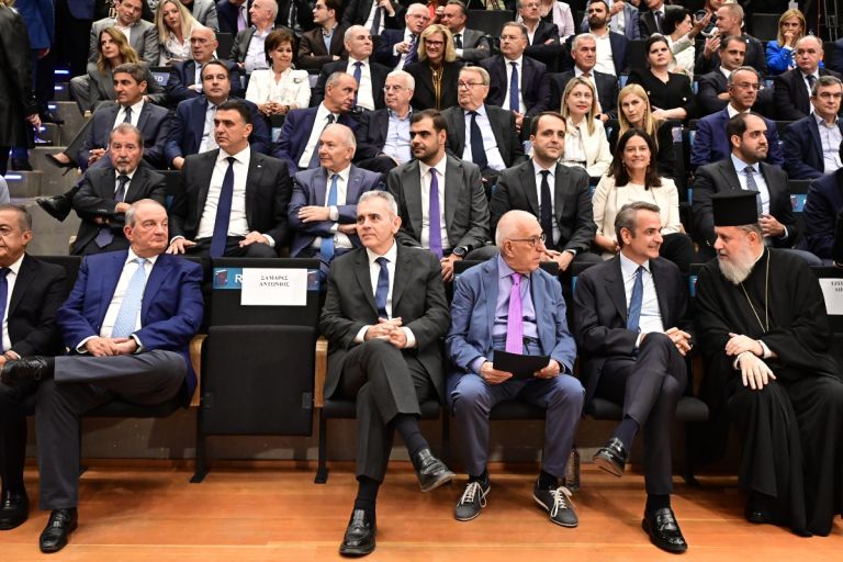 Η Κενή Καρέκλα του Σαμαρά – Το Θρίλερ που Περνά από τα «πηγαδάκια» στα Πρωτοσέλιδα