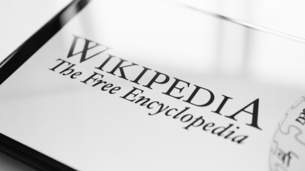 Η Wikipedia Χάνει Επισκέπτες λόγω AI και Social Media: Οι Σοβαρές Επιπτώσεις για το Μέλλον της