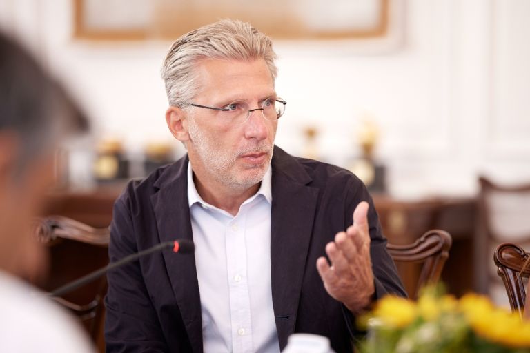 Τι απάντησε ο Σκέρτσος μετά την ανάκληση ψευδούς δημοσιεύματος για τη σύζυγό του