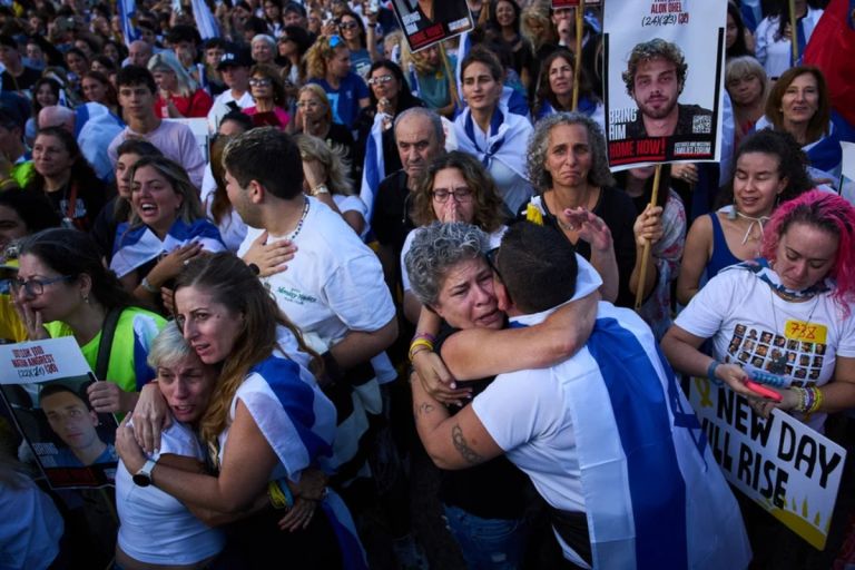 Απειλές από το Ισραήλ για επανέναρξη των συγκρούσεων – Αγωνία για τις σορούς των ομήρων στη Γάζα