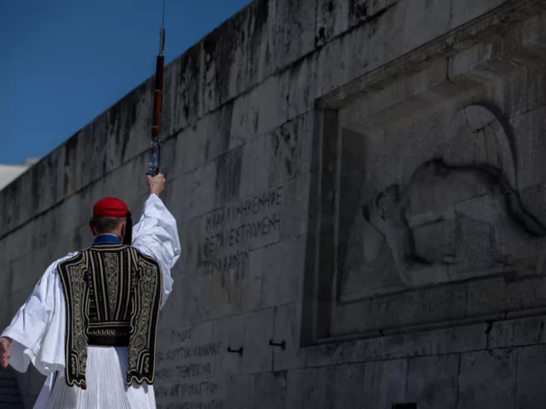 «Ντροπή»: Σάλος από την αντιπολίτευση για την εμπλοκή του Στρατού στον Άγνωστο Στρατιώτη