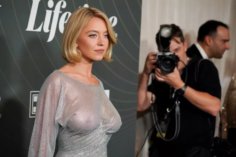 Sydney Sweeney: «Σκέτη Κόλαση» στο Variety Event – Διαφανές Φόρεμα και Ξανθό Καρέ