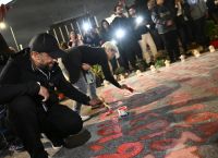 Τέμπη: Τα ονόματα των θυμάτων έγραψαν ξανά έξω από τη Βουλή συγγενείς τους Τέμπη: Τα ονόματα των θυμάτων έγραψαν ξανά έξω από τη Βουλή συγγενείς τους