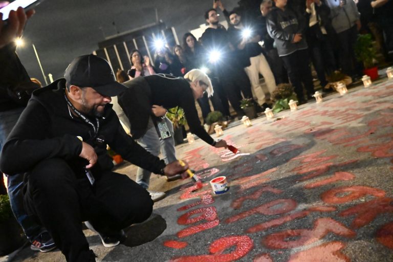 Τέμπη: Τα ονόματα των θυμάτων έγραψαν ξανά έξω από τη Βουλή συγγενείς τους