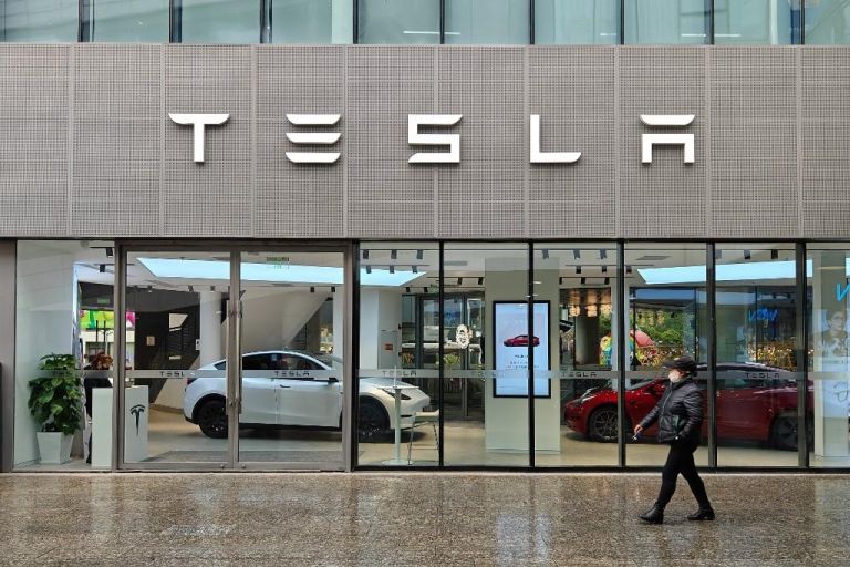 Κραδασμοί στην Tesla: Τα κέρδη κατέρρευσαν – Απειλεί να φύγει ο Έλον Μασκ