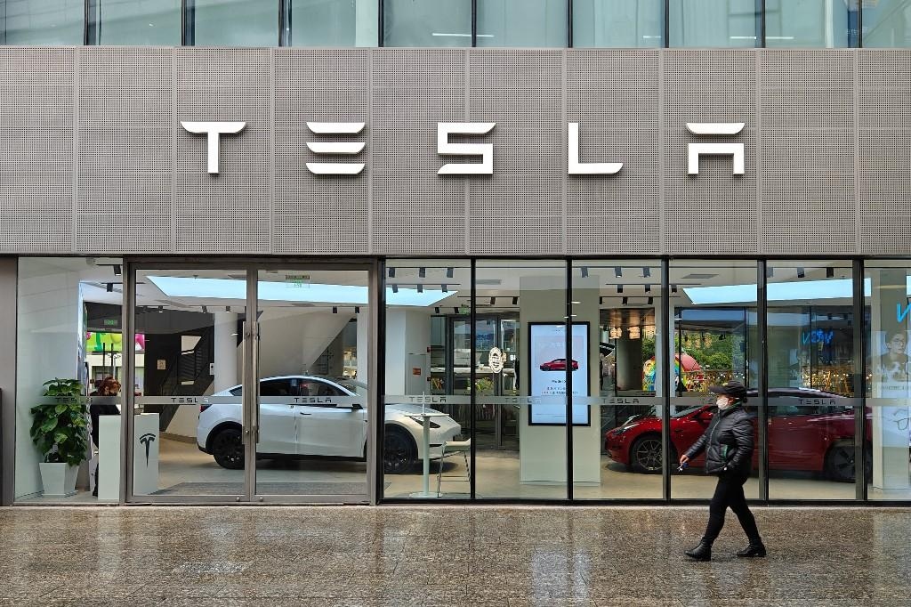 Κραδασμοί στην Tesla: Τα κέρδη κατέρρευσαν – Απειλεί να φύγει ο Έλον Μασκ