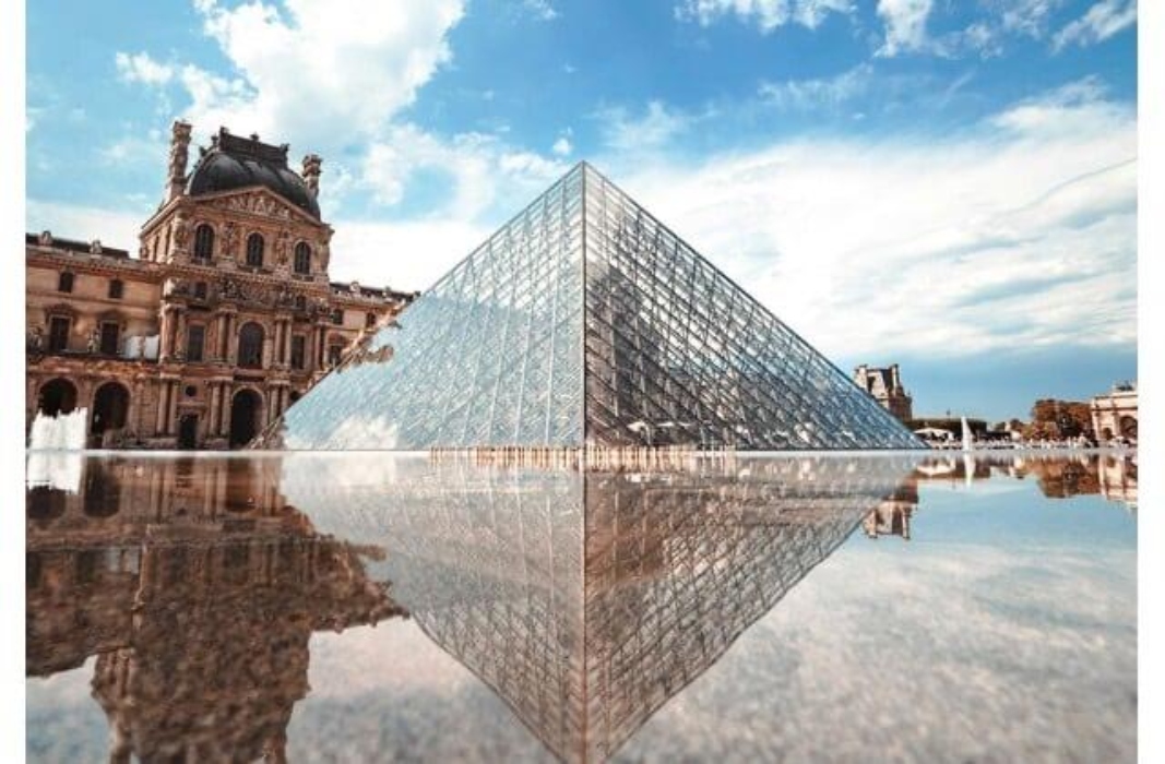 «Δεν είναι θησαυροφυλάκια»: 57 διευθυντές μουσείων υπερασπίζονται το Λούβρο μετά τη ληστεία