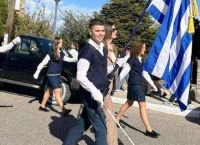 Ράγισαν καρδιές στο Αγρίνιο – Ο τυφλός σημαιοφόρος που έγινε σύμβολο δύναμης και συγκίνησε όλη την Ελλάδα