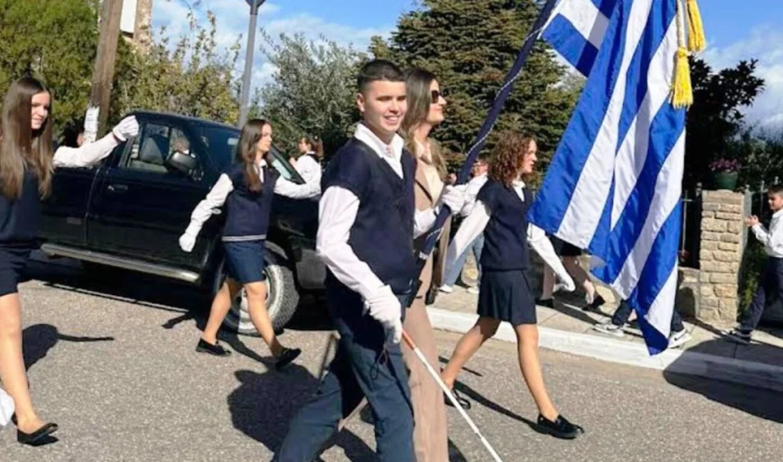 Ράγισαν καρδιές στο Αγρίνιο – Ο τυφλός σημαιοφόρος που έγινε σύμβολο δύναμης και συγκίνησε όλη την Ελλάδα