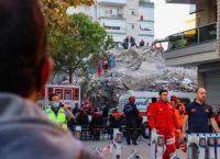 Επταώροφο κτίριο κατέρρευσε σε περιοχή κοντά στην Κωνσταντινούπολη: 5 εγκλωβισμένοι στα χαλάσματα, 3 παιδιά