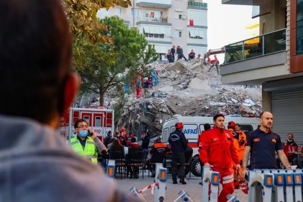 Επταώροφο κτίριο κατέρρευσε σε περιοχή κοντά στην Κωνσταντινούπολη: 5 εγκλωβισμένοι στα χαλάσματα, 3 παιδιά